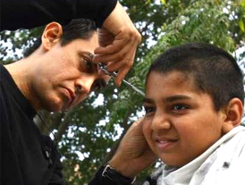 Aamir turns barber for fans - 1