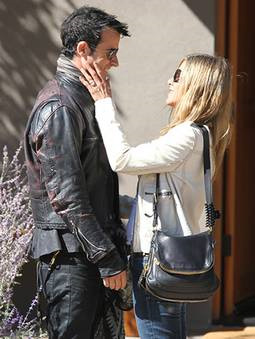 Jennifer Aniston shows off her diamond rock