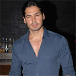 Dino Morea had an uninvited guest at night!
