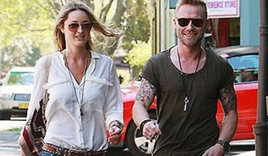 Ronan Keating helps lady love with shopping