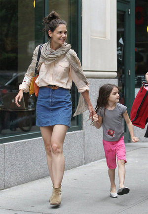 Katie Holmes planning to adopt baby sis for daughter Suri   	