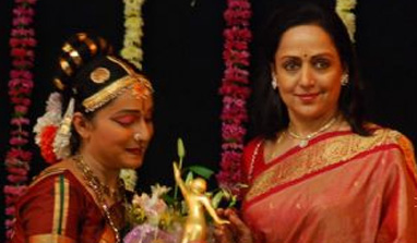 Bal Thackeray`s death: Hema Malini postpones Jaya Smriti