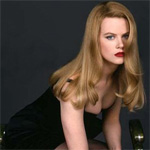 Nicole Kidman gives hot food and blankets to the extras