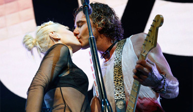 Gwen Stefani and Gavin Rossdale lock lips on stage