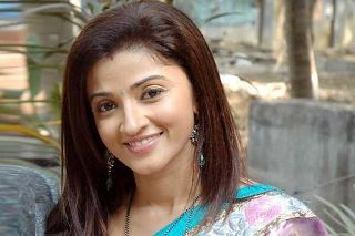Suhasi Dhami back on TV as hands-on ‘Housewife’