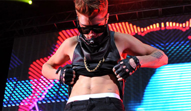 Justin Bieber grabs crotch and flashes abs onstage at Jingle Ball