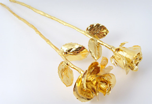 Golden roses hit China on Valentine`s Day