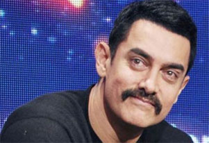Aamir Khan tastes <i>litti chokha</i> in Bihar