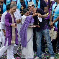 Shah Rukh, Mamata steal show in KKR`s Eden party