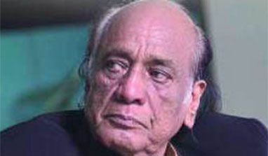 Alka Yagnik, Kumar Sanu visit Mehdi Hassan`s grave in Karachi