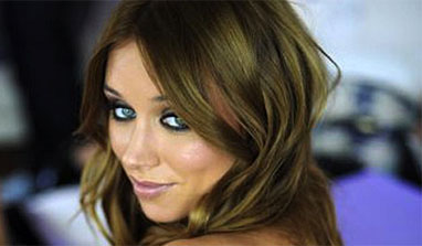 Una Healy stays make-up free at home