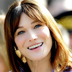 Carla Bruni signs up with Universal Music
