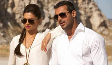 `Akaash Vani` to clash with `Race 2`