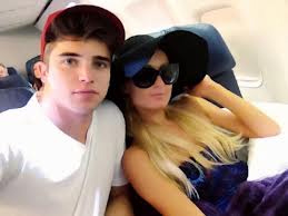 Paris Hilton, Spanish boyfriend visit Barcelona