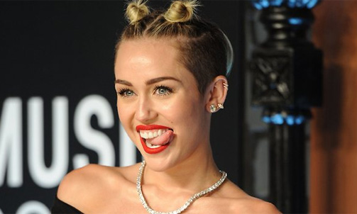 Miley Cyrus gets cosy with Kellan Lutz