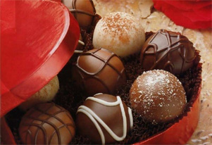 Valentine’s Day unique gifts: Cupcakes evoking amorous feelings, Taj-shaped chocolate