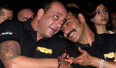 Sanjay Dutt’s surprise visit to the ‘Himmatwala’ shoot in Hyderabad!