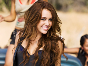 Miley Cyrus `desperate` to win back fiance Liam Hemsworth