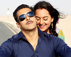 Salman Khan gives painting tips to Sonakshi Sinha