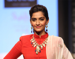 Hear Sonam Kapoor 'speak' in Tamil in 'Raanjhanaa'