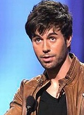 Enrique Iglesias sleeps like a vampire