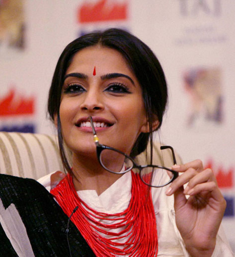 Sonam Kapoor mobbed, loved the experience