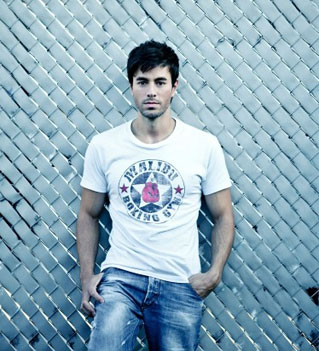 Enrique Iglesias, Romeo Santos dominate Univision awards