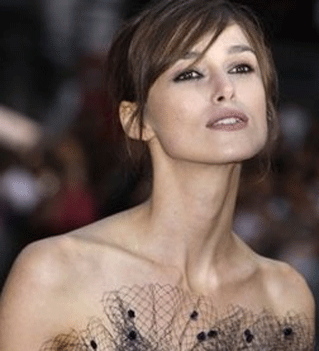 Adam Levine offers Keira Knightley recording deal